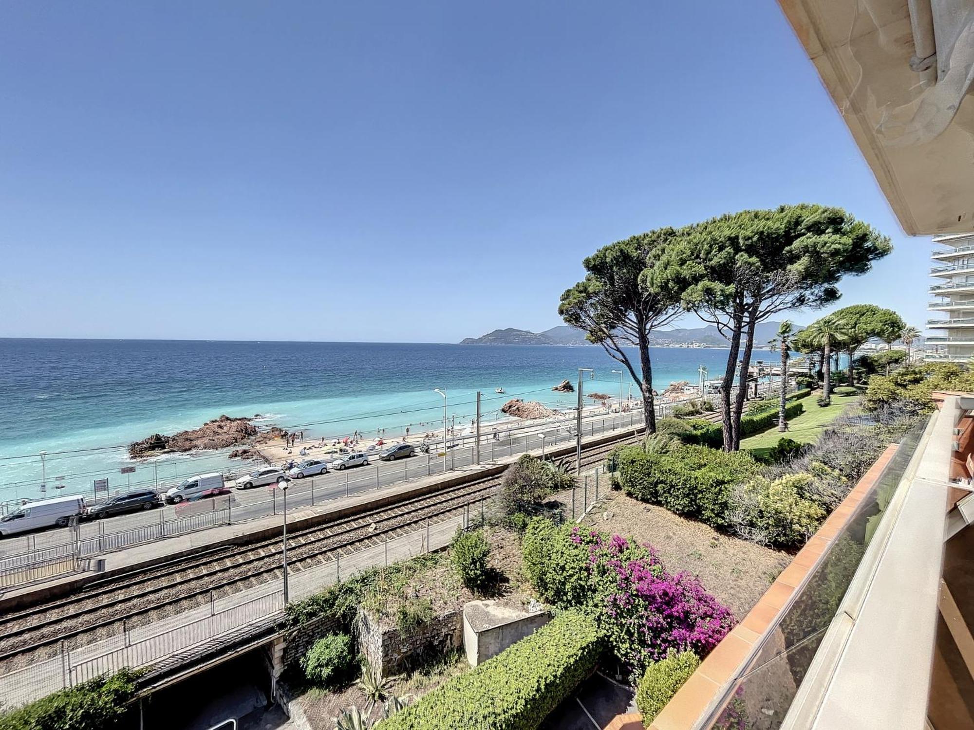 Studio With Beautiful Sea View And Direct Beach Access คานส์ ภายนอก รูปภาพ